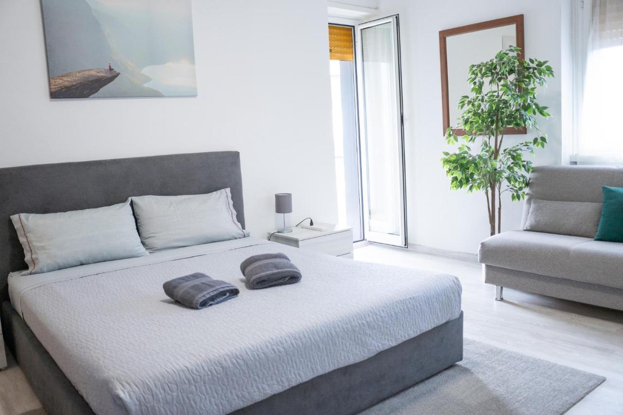 Nonna Pina Guest House Moderno Appartamento Vicino Metro AWifi,Netflix ローマ エクステリア 写真